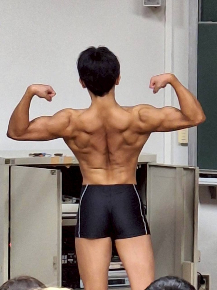 バックダブルバイセップスのポーズ例